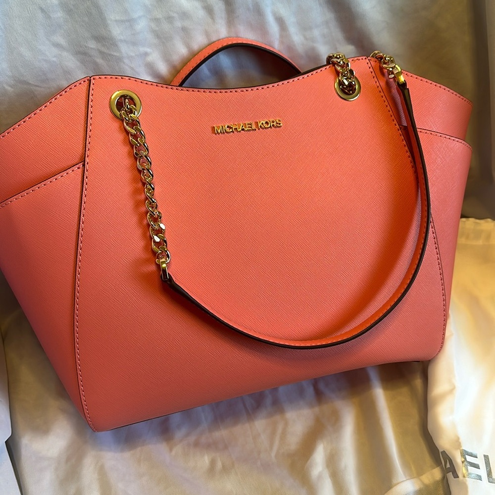 NWT Michael kors Jet set travel purse! Comes with dust bag. Retails $378. Pink!